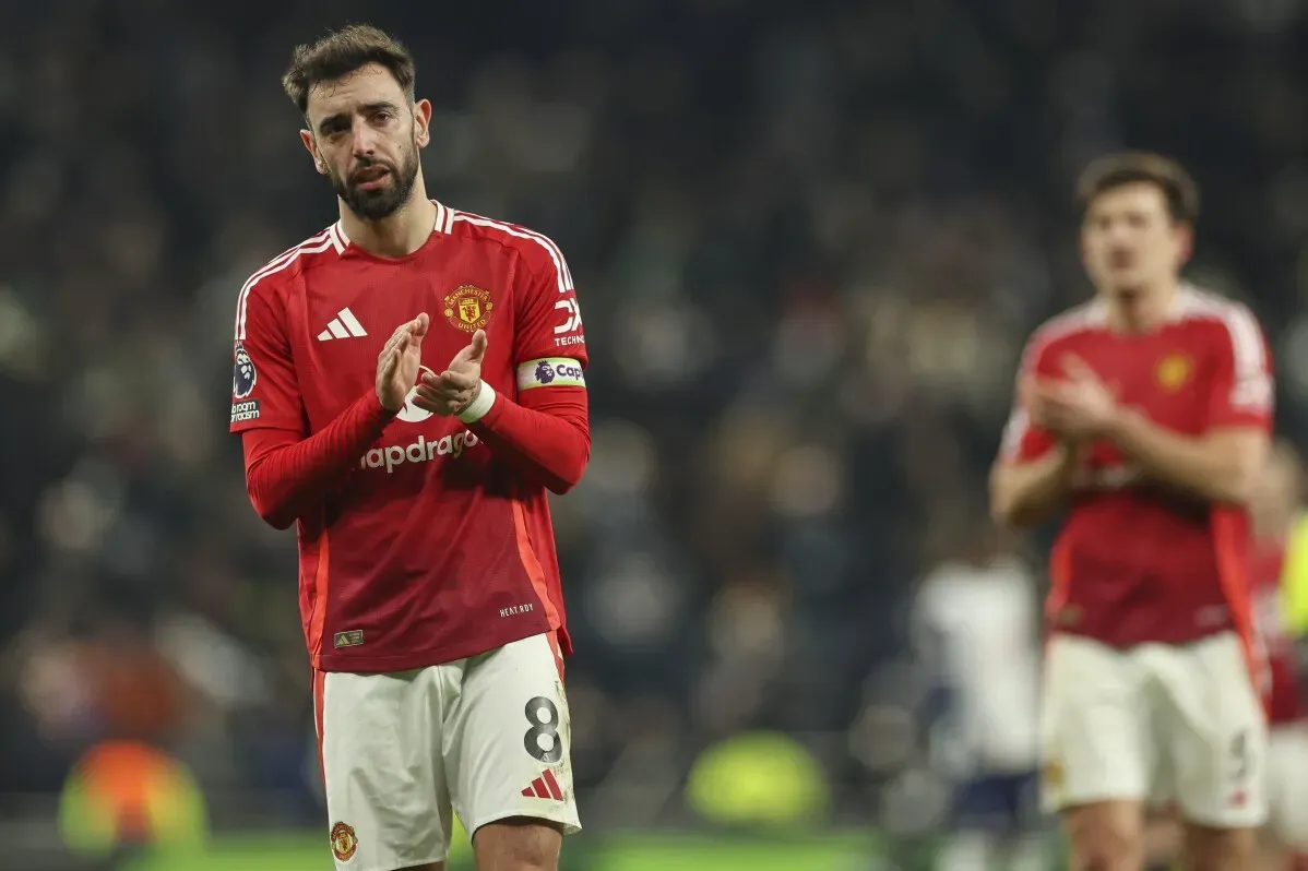 برونو فرنانديز، قائد مانشستر يونايتد، يصفق في مباراة سابقة، استعدادًا لمواجهة ريال سوسيداد في الدوري الأوروبي.