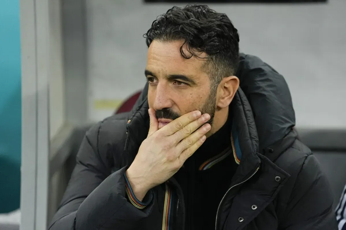 مدرب مانشستر يونايتد الجديد روبن أموريم يتأمل في أداء الفريق بعد سلسلة من الهزائم، مما يبرز تحديات الموسم الحالي.