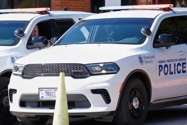 سيارات شرطة تابعة لوزارة الأمن الداخلي متوقفة أمام منشأة حكومية، في سياق الهجوم المسلح على مكتب إنفاذ قوانين الهجرة والجمارك في دالاس.