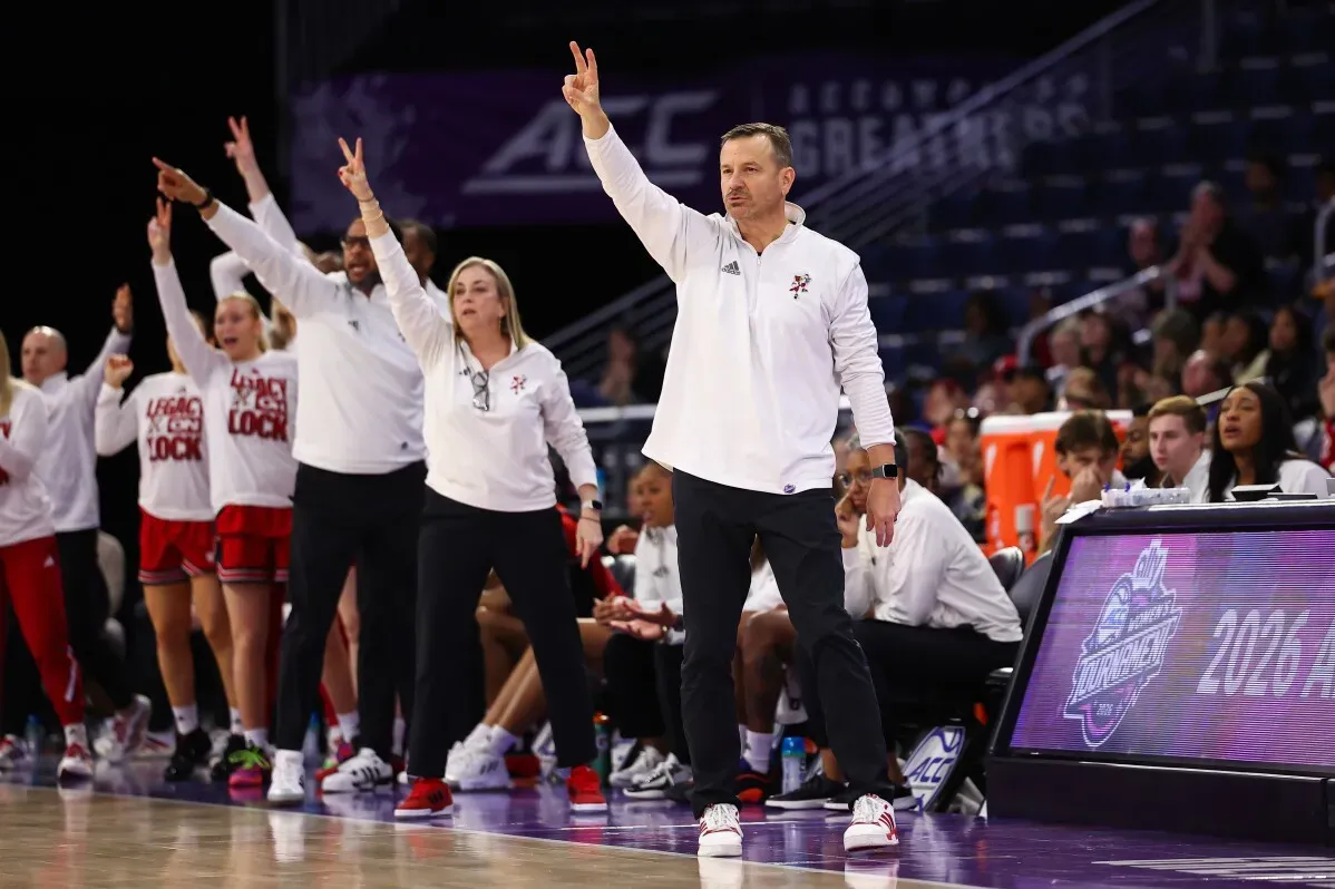 المدرب جيف والز وفريق لويزفيل كاردينالز أثناء مباراة بطولة NCAA، حيث يظهرون حماسهم وتوجيهاتهم خلال اللعب.