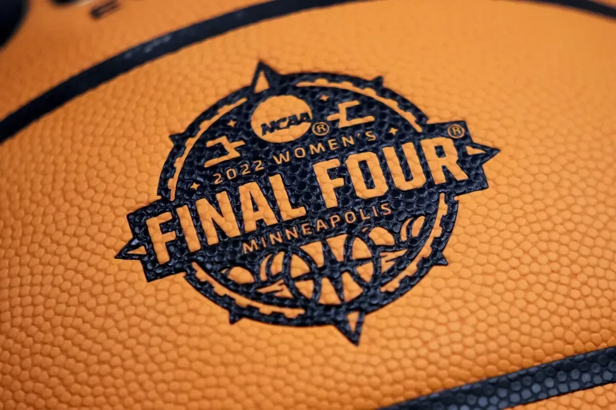 شعار بطولة NCAA للسيدات \"فاينال فور\" لعام 2022، يظهر على كرة سلة برتقالية، مع تفاصيل دقيقة تعكس أهمية البطولة.