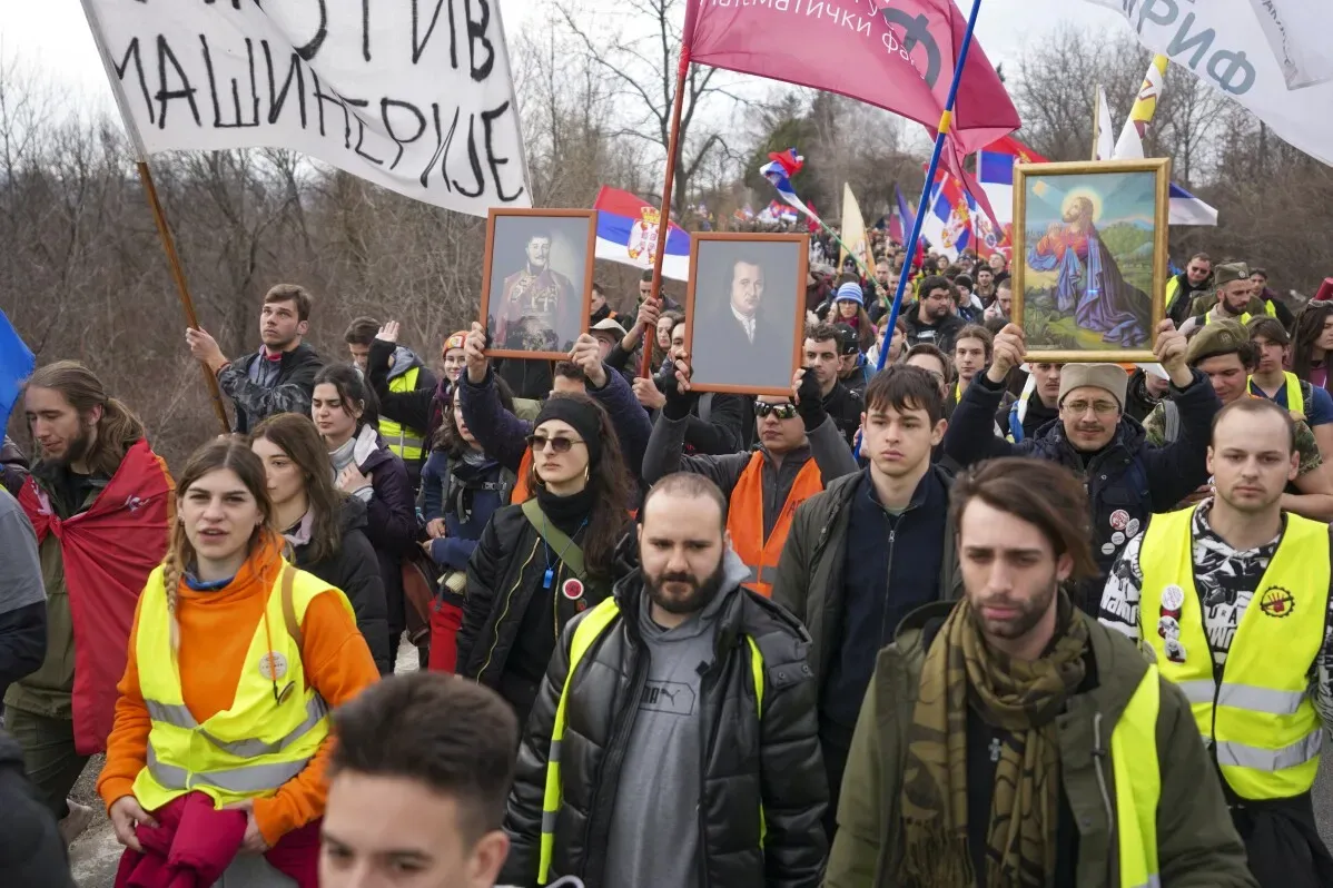 طلاب جامعيون يحملون لافتات وصور أثناء مسيرتهم في صربيا، تعبيرًا عن احتجاجاتهم ضد الفساد ودعماً للتغيير السياسي.