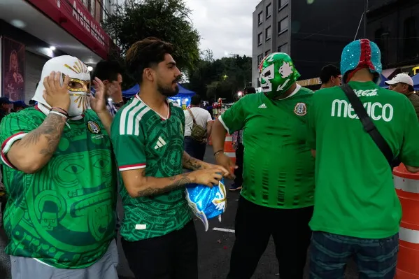 مشجعون مكسيكيون يرتدون قمصان المنتخب الوطني وأقنعة لوتشا ليبري الملونة في شوارع المكسيك خلال كأس العالم 2026.