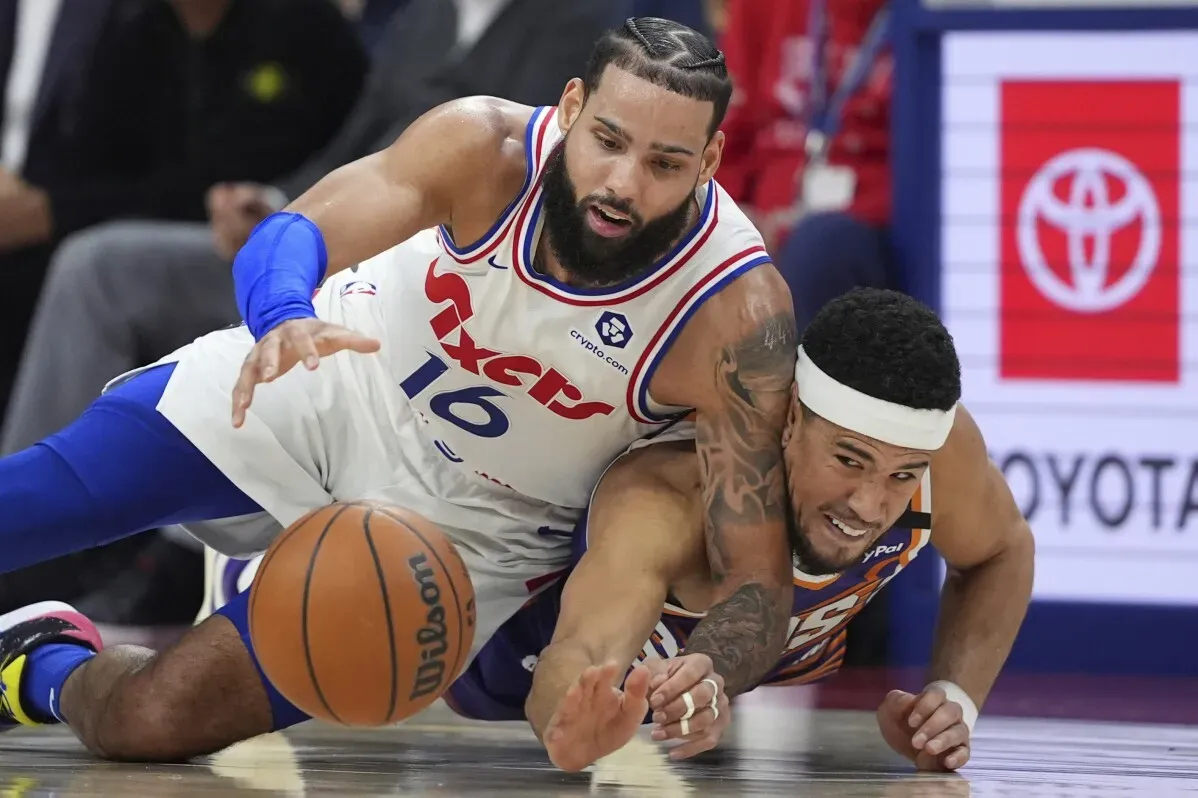 تظهر الصورة لاعبين من فريق 76ers يتنافسون على الكرة في مباراة كرة سلة، مما يعكس حدة المنافسة في الدوري.