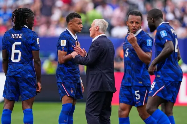 تجمع الصورة لاعبي منتخب فرنسا خلال استراحة لمناقشة استراتيجية المباراة، مع مدربهم، في كأس العالم 2026.