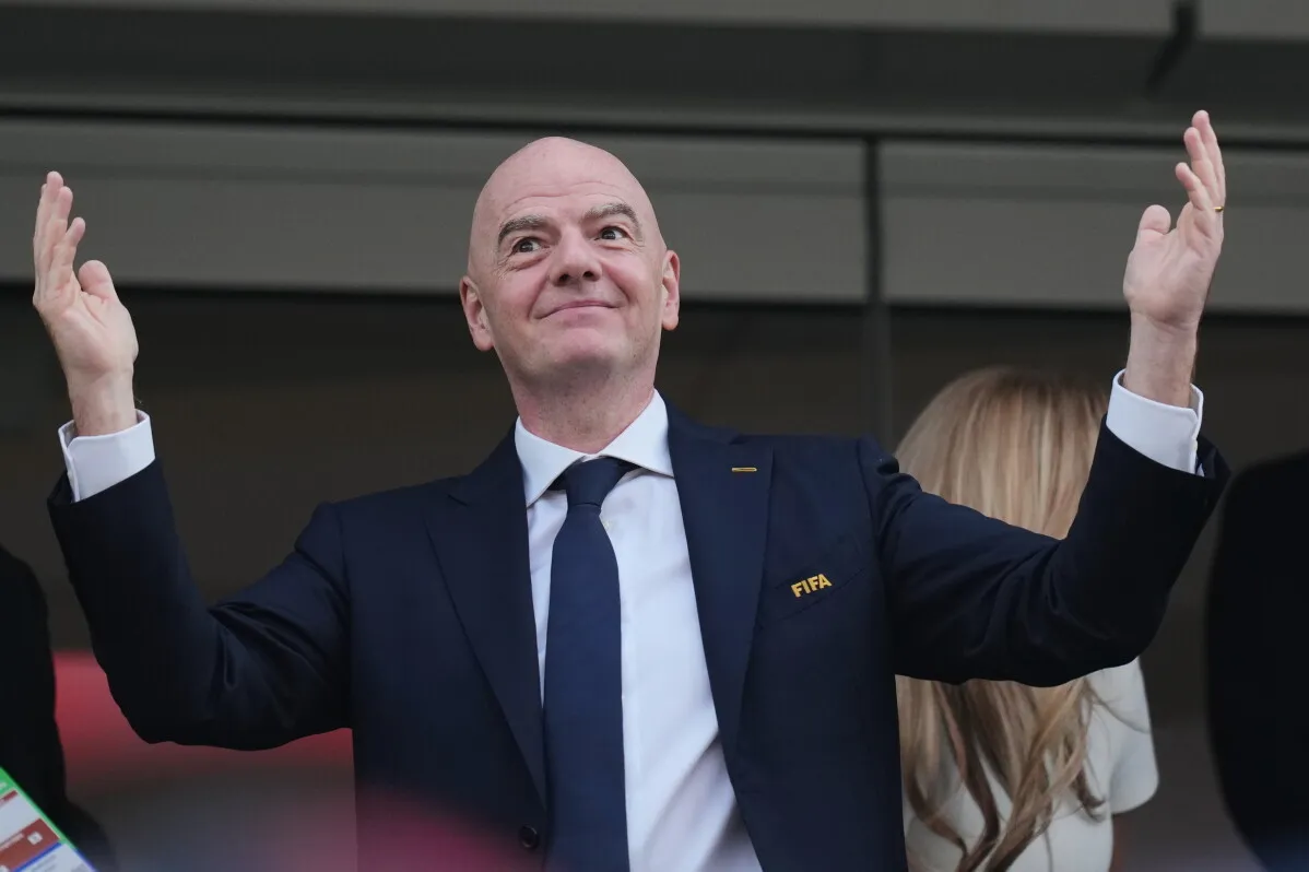 جياني إنفانتينو، رئيس FIFA، يرفع يديه أثناء حديثه عن استراحات الترطيب في كأس العالم 2026، وسط جدل حول تأثيرها على المباريات.