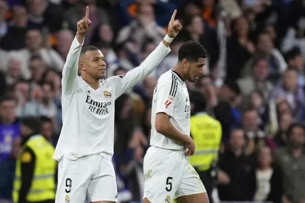 كيليان مبابي يحتفل بعد تسجيل هدف مع زميله أنطونيو روديجر في مباراة لريال مدريد، وسط أجواء حماسية في الملعب.