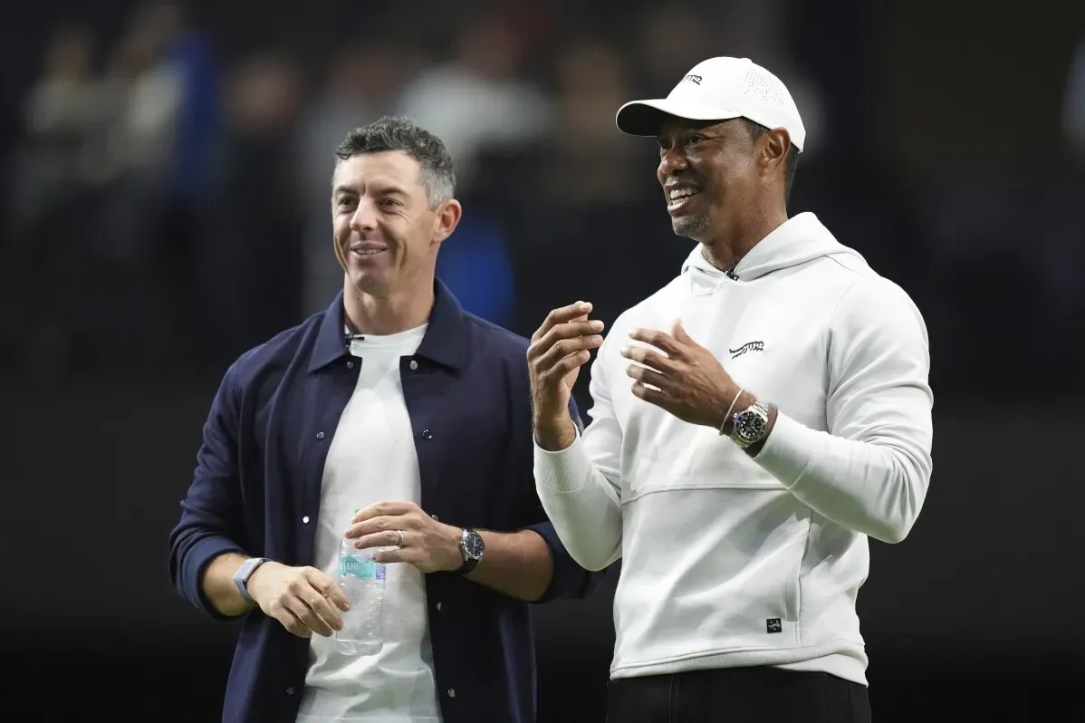 روري ماكلروي يتحدث مع لاعب غولف آخر، معبرًا عن قلقه بشأن انضمام توم ماكيبين إلى LIV Golf، مؤكدًا أهمية الفرص في جولة المحترفين.