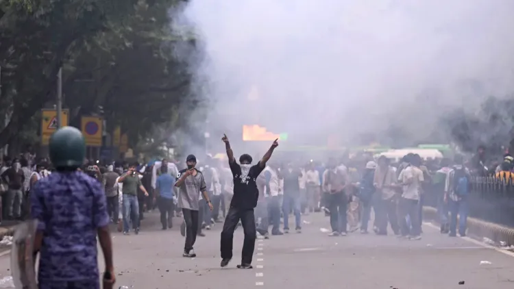 محتجون طلابيون في نيودلهي وسط دخان الغاز المسيل للدموع خلال احتجاجات مطالبة بإصلاح التعليم بعد استخدام قوات الأمن بنادق الخردق.