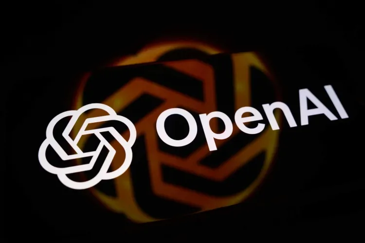 شعار شركة OpenAI على خلفية مظلمة مع تأثير ضوئي برتقالي، يرمز إلى الجدل القانوني حول مسؤولية الشركة عن اختراق إلكتروني باستخدام الذكاء الاصطناعي.