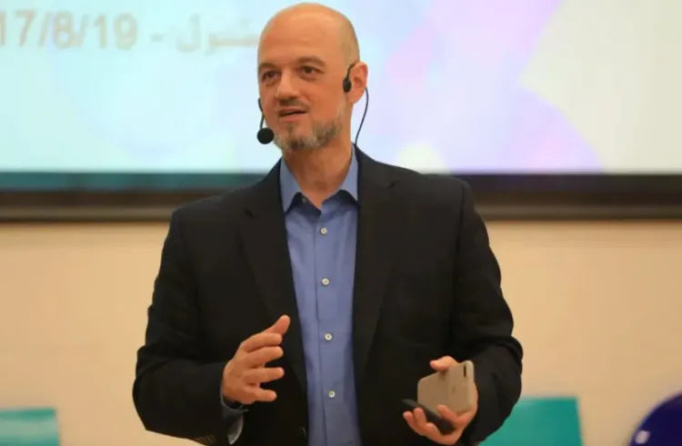 أنس التكريتي، المؤسس لمؤسسة قرطبة، يتحدث في مؤتمر، مع التركيز على قضايا حرية التعبير وحقوق الفلسطينيين بعد منعه من دخول كندا.