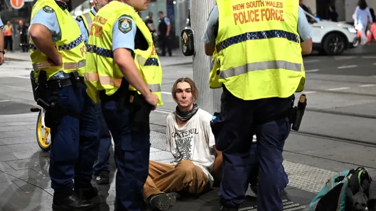 اعتقال متظاهر مؤيد لفلسطين من قبل الشرطة الأسترالية خلال احتجاجات ضد زيارة الرئيس الإسرائيلي في سيدني.