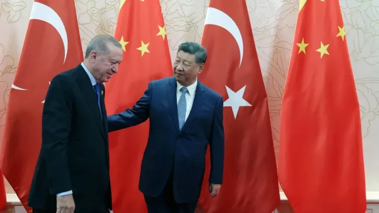 الرئيس الصيني شي جينبينغ يرحب بالرئيس التركي رجب طيب أردوغان أمام أعلام الصين وتركيا خلال لقاء رسمي يعكس العلاقات الثنائية بين البلدين.