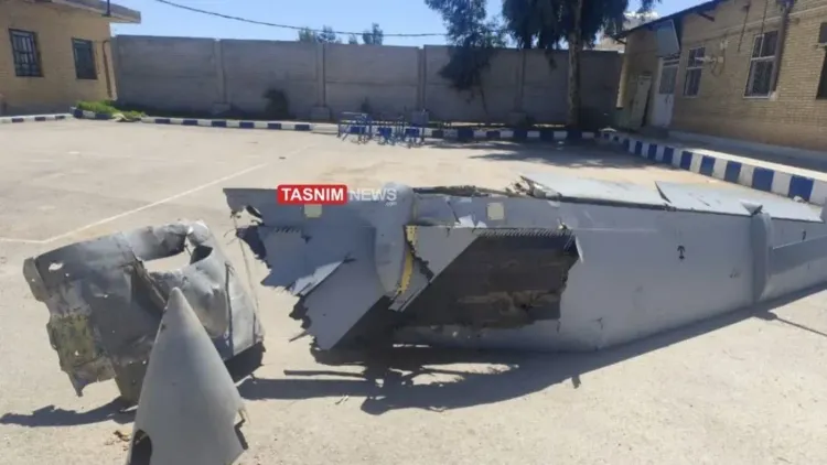 حطام طائرة مسيرة صينية من طراز وينج لونج 2 في منطقة شيراز الإيرانية، مما يثير تساؤلات حول العمليات العسكرية في المنطقة.