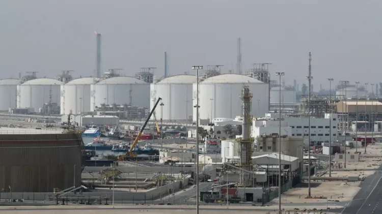 منشآت الغاز الطبيعي في رأس لفان بقطر، تُظهر تأثير الهجمات المتبادلة على البنية التحتية للطاقة في المنطقة.