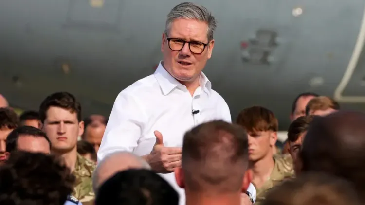 كيير ستارمر يتحدث أمام مجموعة من الجنود في قاعدة أكروتيري، مع التركيز على القضايا المتعلقة باستخدام القواعد البريطانية لأغراض إنسانية.