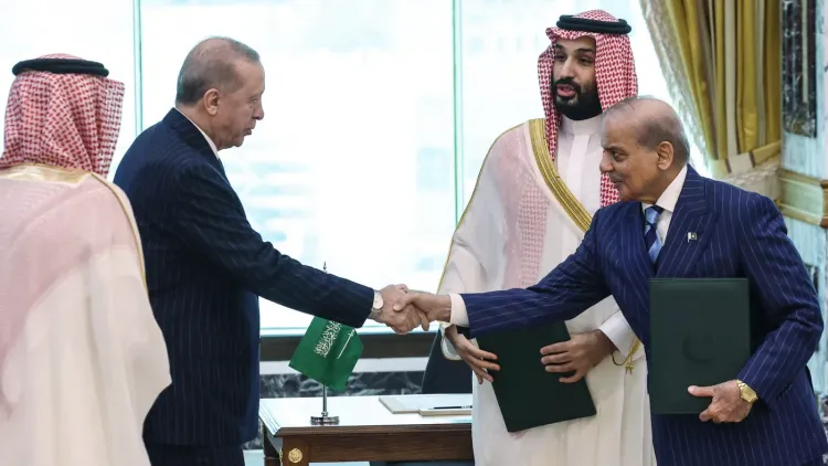 قادة تركيا والسعودية وباكستان يتبادلون التوقيعات ويصافحون خلال توقيع اتفاقية الدفاع المشترك في مكة المكرمة.