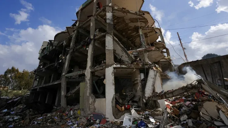 مبنى مدمر في لبنان نتيجة الهجمات الأخيرة، يظهر آثار الدمار والخراب، مما يعكس الوضع الإنساني المتدهور في البلاد.
