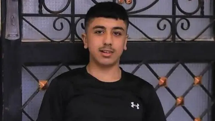 صورة لجاد جاد الله، الفتى الفلسطيني الذي قُتل برصاص القوات الإسرائيلية في مخيم الفارعة، يظهر مبتسمًا أمام باب منزله.