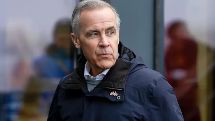 رئيس الوزراء الكندي مارك كارني يتحدث بجدية، مع التركيز على القضايا العالمية مثل حقوق الإنسان والتنمية المستدامة في دافوس.