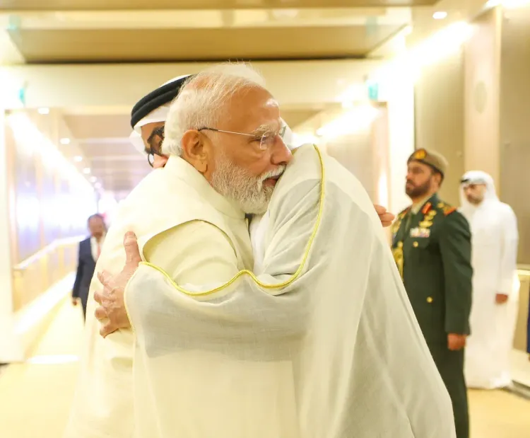 زيارة رئيس الوزراء الهندي ناريندرا مودي للإمارات، حيث يتبادلان التحيات مع الرئيس محمد بن زايد، تعزز الشراكة الاستراتيجية بين البلدين.