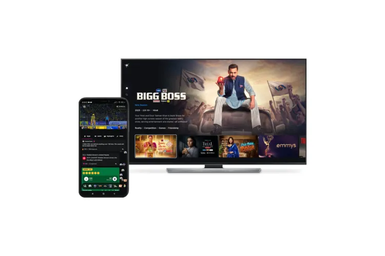 شاشة تلفاز تعرض برنامج "Bigg Boss" الهندي الشهير إلى جانب هاتف ذكي يعرض بث مباشر لمباراة كريكيت، يرمزان لشراكة Starzplay مع JioHotstar لتقديم محتوى هندي متنوع في الشرق الأوسط.