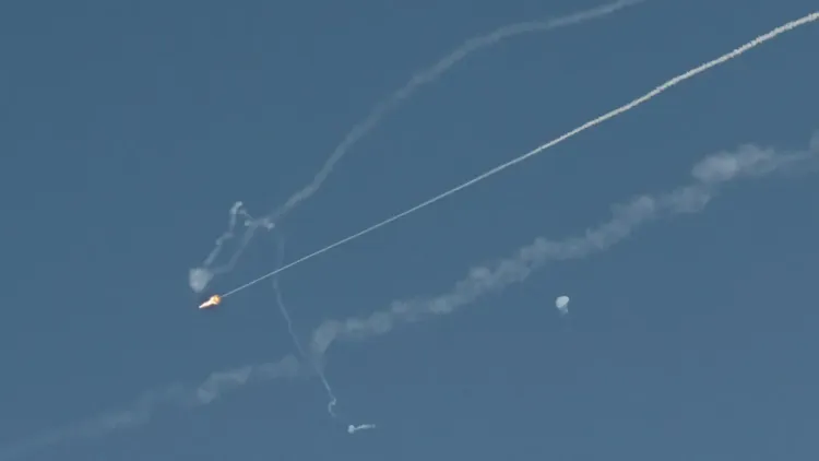 صاروخ اعتراضي يطلق في السماء، مع آثار دخان تشير إلى تصدي الدفاعات الجوية للصواريخ الإيرانية في الخليج.