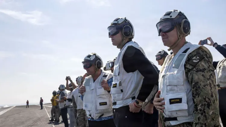 أفراد من الجيش الأمريكي يرتدون سترات واقية وخوذات، يتواجدون على متن حاملة الطائرات "يو إس إس أبراهام لينكولن" في بحر العرب.