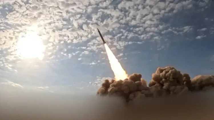 صاروخ إيراني ينطلق نحو السماء، محاطاً بسحب من الدخان، مما يعكس قدرة إيران العسكرية في مواجهة التهديدات.