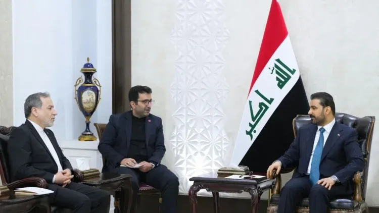 اجتماع بين مسؤولين عراقيين في مكتب رئيس الوزراء الجديد علي الزيدي، مع العلم الوطني العراقي في الخلفية، في سياق حملة مكافحة الفساد.
