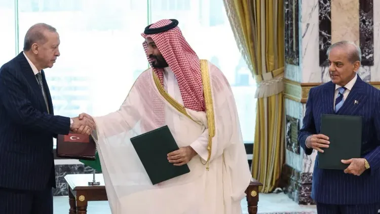 قادة السعودية وتركيا وباكستان يتصافحون بعد توقيع اتفاقية مكة للدفاع المشترك، تعكس تحالفًا استراتيجيًا إقليميًا جديدًا.