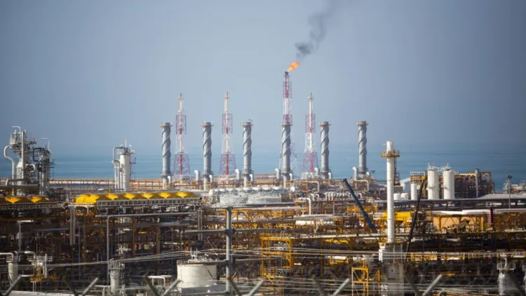 منشأة للغاز الطبيعي في قطر، تظهر أعمدة تدخين ودخان، في سياق تصاعد التوترات بين إيران وإسرائيل وتأثيرها على أمن الطاقة في المنطقة.