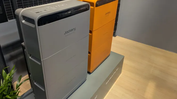 وحدات بطارية منزلية من Jackery بسعات مختلفة، تُظهر نظام SolarVault 3 القابل للتوسيع لتخزين الطاقة الشمسية في المنازل والشقق.