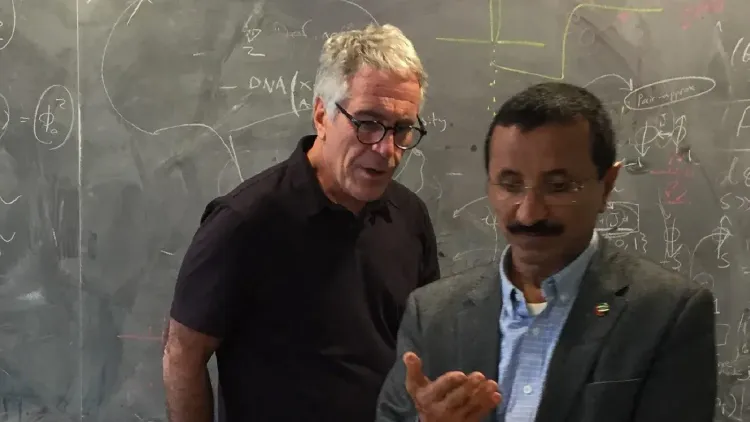 صورة تظهر جيفري إبشتاين وسلطان أحمد بن سليم في محادثة، مع خلفية تحتوي على معادلات رياضية، تعكس العلاقة التجارية المعقدة بينهما.