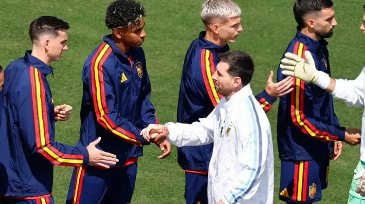 ليونيل ميسي يصافح لاعبي منتخب إسبانيا الشباب قبل نهائي كأس العالم 2026، مشهد يجسد لقاء جيلين بفارق عمر يزيد عن عشرين عاماً.