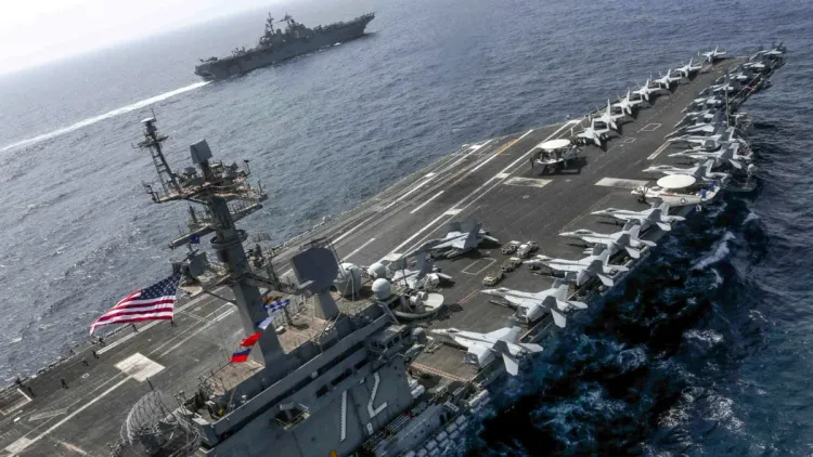 حاملة الطائرات الأمريكية USS Abraham Lincoln في البحر مع طائرات مقاتلة على سطحها، ضمن عمليات الحصار الأمريكي على إيران في الشرق الأوسط.