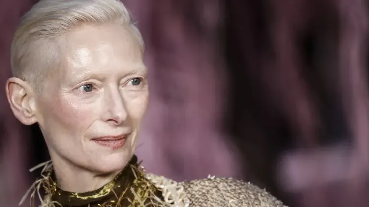 تيلدا سوينتون، ممثلة شهيرة، تظهر في حدث سينمائي، تعبر عن دعمها لقضية فلسطين وسط جدل حول مهرجان برلين السينمائي.