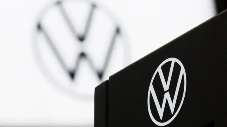 شعار شركة فولكس فاغن يظهر بوضوح، مما يعكس خططها لتحويل مصنعها في أوسنابروك لإنتاج مكونات نظام القبة الحديدية الإسرائيلي.