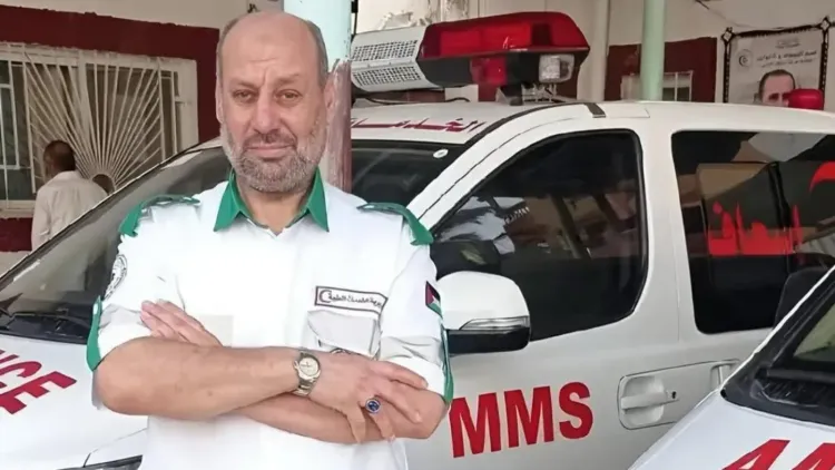 حاتم إسماعيل ريان، مسعف فلسطيني، يقف أمام سيارة إسعاف، حيث توفي في السجون الإسرائيلية بعد اعتقاله في ظروف قاسية.