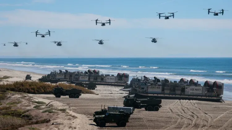 تحليق طائرات هليكوبتر فوق شاطئ حيث تتواجد مركبات عسكرية أمريكية، في إطار استعدادات البنتاغون لعمليات محتملة ضد إيران.