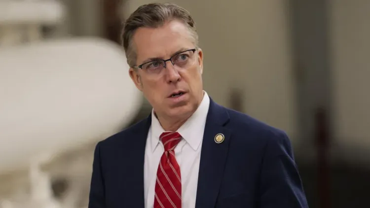 عضو الكونغرس أندي أوجلز يتحدث بجدية، معبرًا عن آرائه المثيرة للجدل حول المسلمين والتنوع في المجتمع الأمريكي.