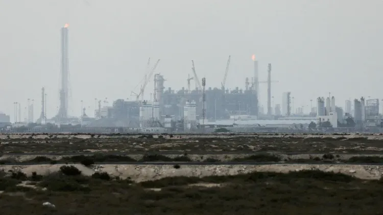 صورة لمجمع راس لفان في قطر، يظهر فيه منشآت الغاز الطبيعي المسال مع أعمدة الدخان والنيران، بعد تعرضه لهجمات إيرانية.