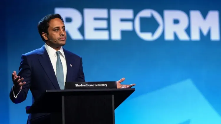 ضياء يوسف، المتحدث باسم حزب الإصلاح، يتحدث في مؤتمر صحفي حول خطط الحزب لترحيل المهاجرين غير الشرعيين في بريطانيا.