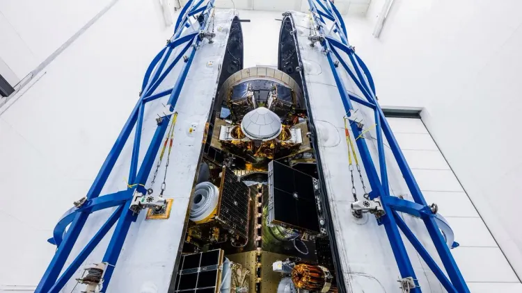 كبسولة Starfall التابعة لـ SpaceX داخل حاوية الإطلاق على صاروخ Falcon 9 استعداداً لمهمة Bandwagon-5 لإعادة حمولات من المدار إلى الأرض.