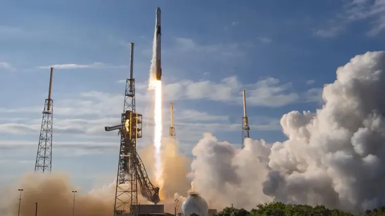 صاروخ فالكون 9 ينطلق من قاعدة كيب كانافيرال حاملاً مهمة SpaceX CRS-35 لإمداد محطة الفضاء الدولية بتجارب علمية متقدمة.