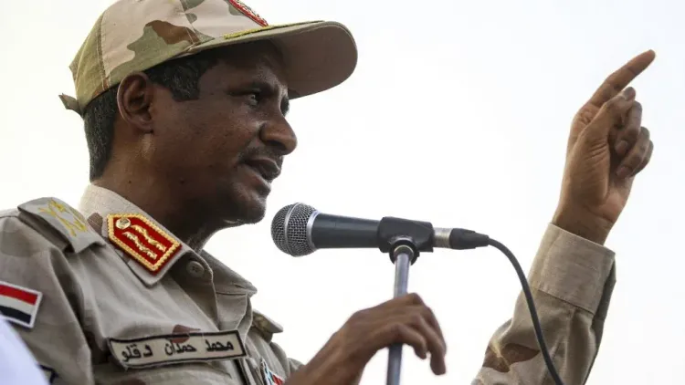 قائد قوات الدعم السريع محمد حمدان دقلو "حميدتي" أثناء إلقاء خطاب، مرتبط بحكم الإعدام غيابياً في قضايا جرائم حرب وإبادة جماعية في دارفور.