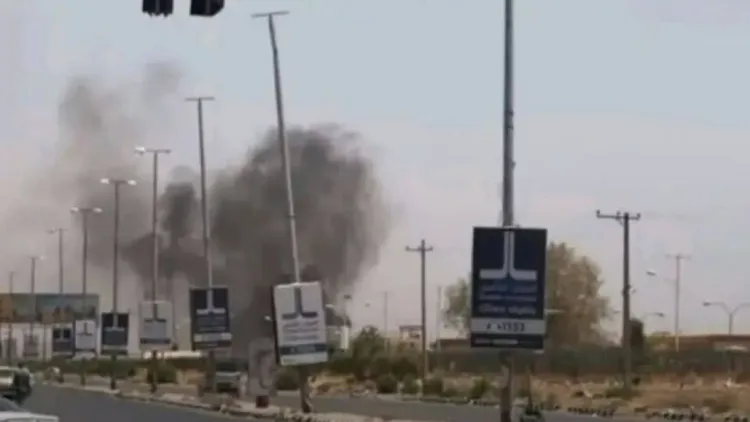 سحب كثيف من الدخان يتصاعد فوق منطقة قريبة من مطار الخرطوم، بعد هجمات بطائرات مسيّرة، مما يعكس تصاعد التوترات بين السودان وإثيوبيا.