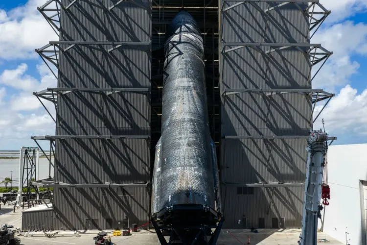 مرحلة عليا من مركبة Starship «Ship 40» قائمة داخل منشأة Starbase في تكساس بعد رحلة فضائية وبحرية ناجحة، تظهر درعها الحراري المستخدم.
