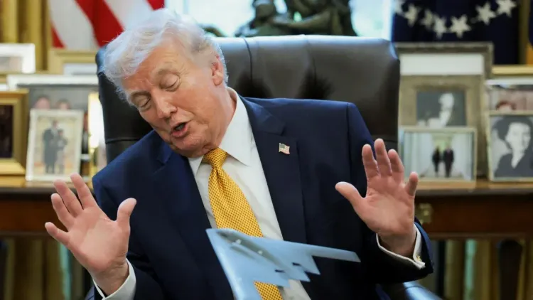 ترامب يتحدث أثناء اجتماع في المكتب البيضاوي، مع صور خلفه، معبراً عن موقفه حول المحادثات مع إيران وتأثيرها على أسعار الطاقة.