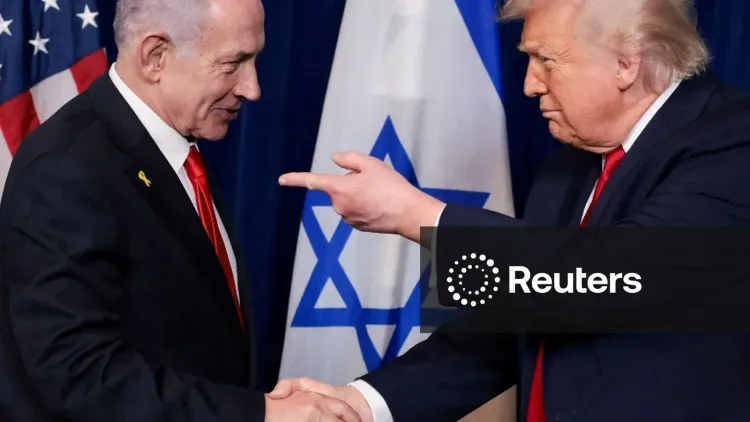 لقاء بين رئيس الوزراء الإسرائيلي بنيامين نتنياهو والرئيس الأمريكي السابق دونالد ترامب، مع العلم الإسرائيلي والأمريكي في الخلفية، يعكس التوترات السياسية حول إيران.